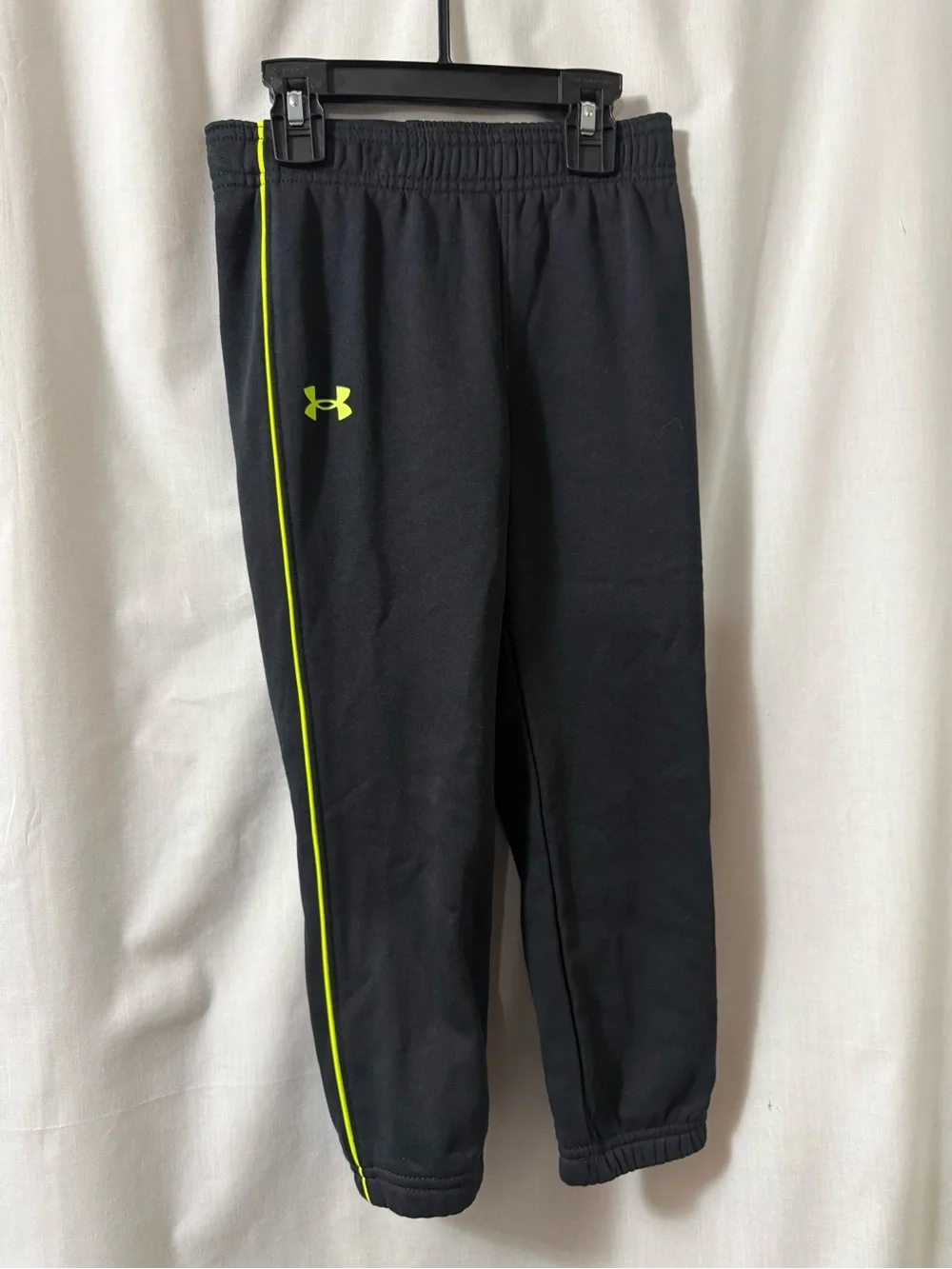 NWT Under Armour Black, Gray & Neon Yellow Boys 4T Hoodie Set 0158